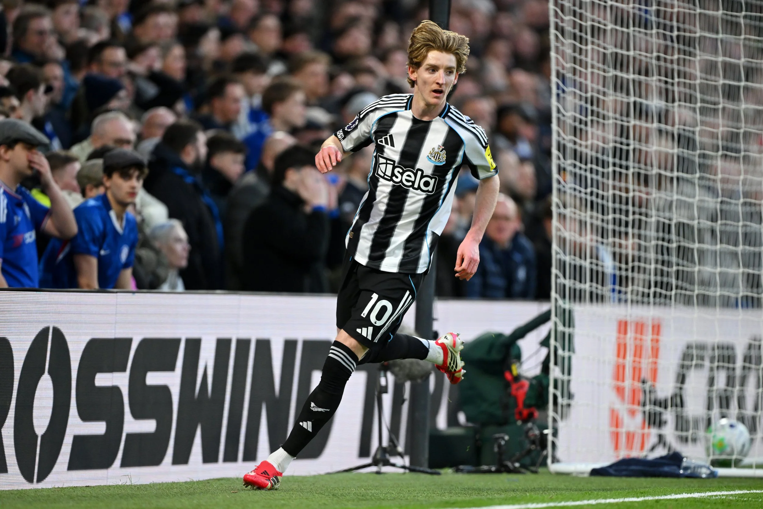 LONDON, ENGLAND - MARCH 14: Anthony Gordon of Newcastle United celebrates scoring his team's first goal during the Premier League match between Chelsea and Newcastle United at Stamford Bridge on March 14, 2026 in London, England. (Photo by Mike Hewitt/Getty Images)