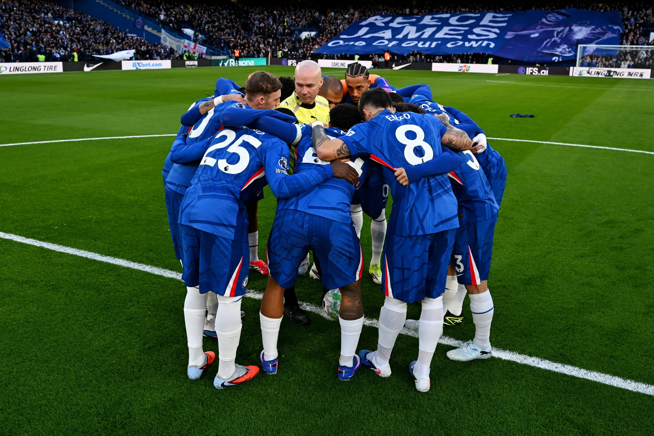 LONDON, ENGLAND - MARCH 14: Chelsea players enter a huddle surrounding Referee Paul Tierney on the half way line prior to the Premier League match between Chelsea and Newcastle United at Stamford Bridge on March 14, 2026 in London, England. (Photo by Darren Walsh/Chelsea FC via Getty Images)