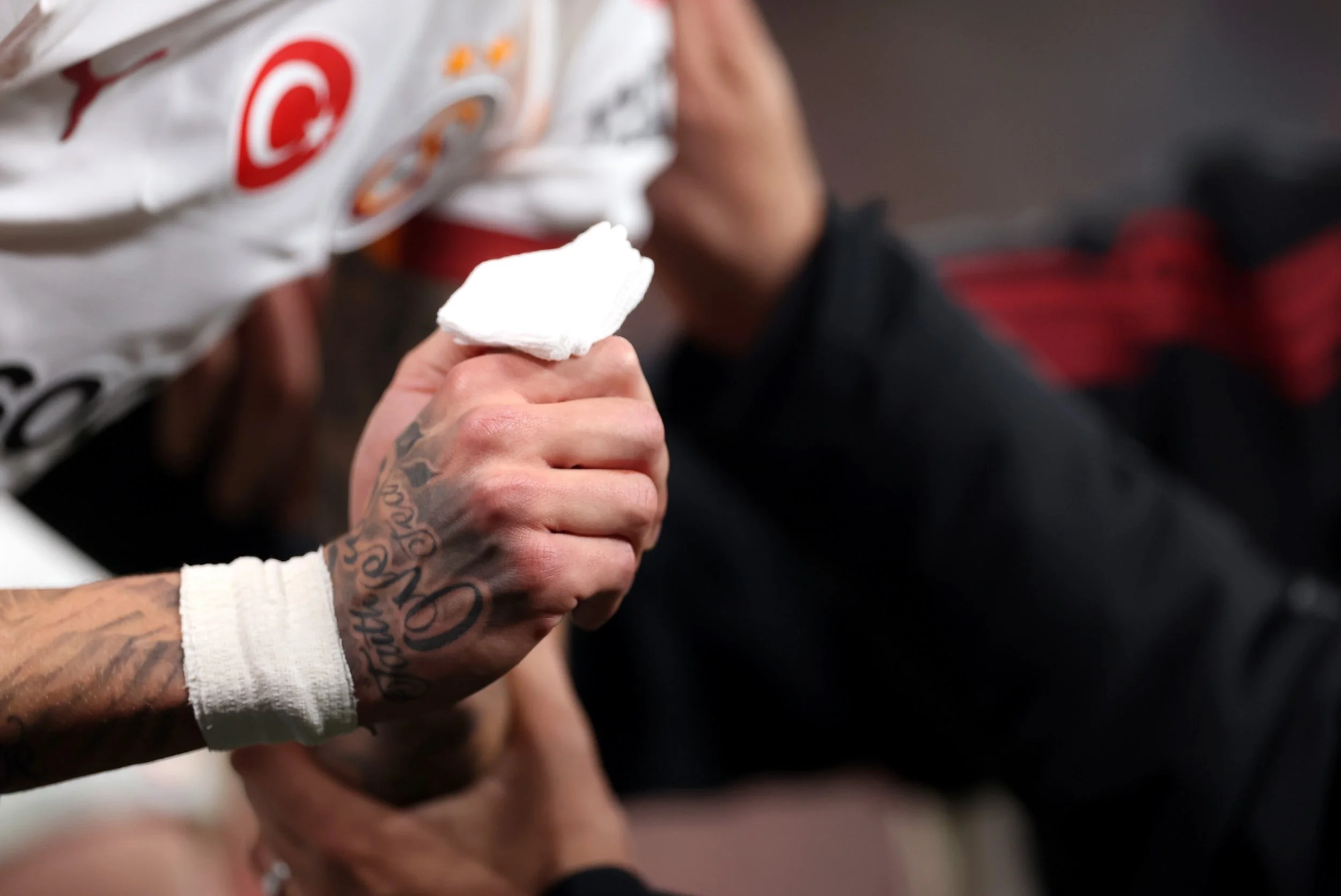 LIVERPOOL, ENGLAND - MARCH 18: A detailed view of the dressing on the thumb of Noa Lang of Galatasaray A.S. as he is treated by medical staff during the UEFA Champions League 2025/26 Round of 16 Second Leg match between Liverpool FC and Galatasaray SK at Anfield on March 18, 2026 in Liverpool, England. (Photo by Carl Recine/Getty Images)