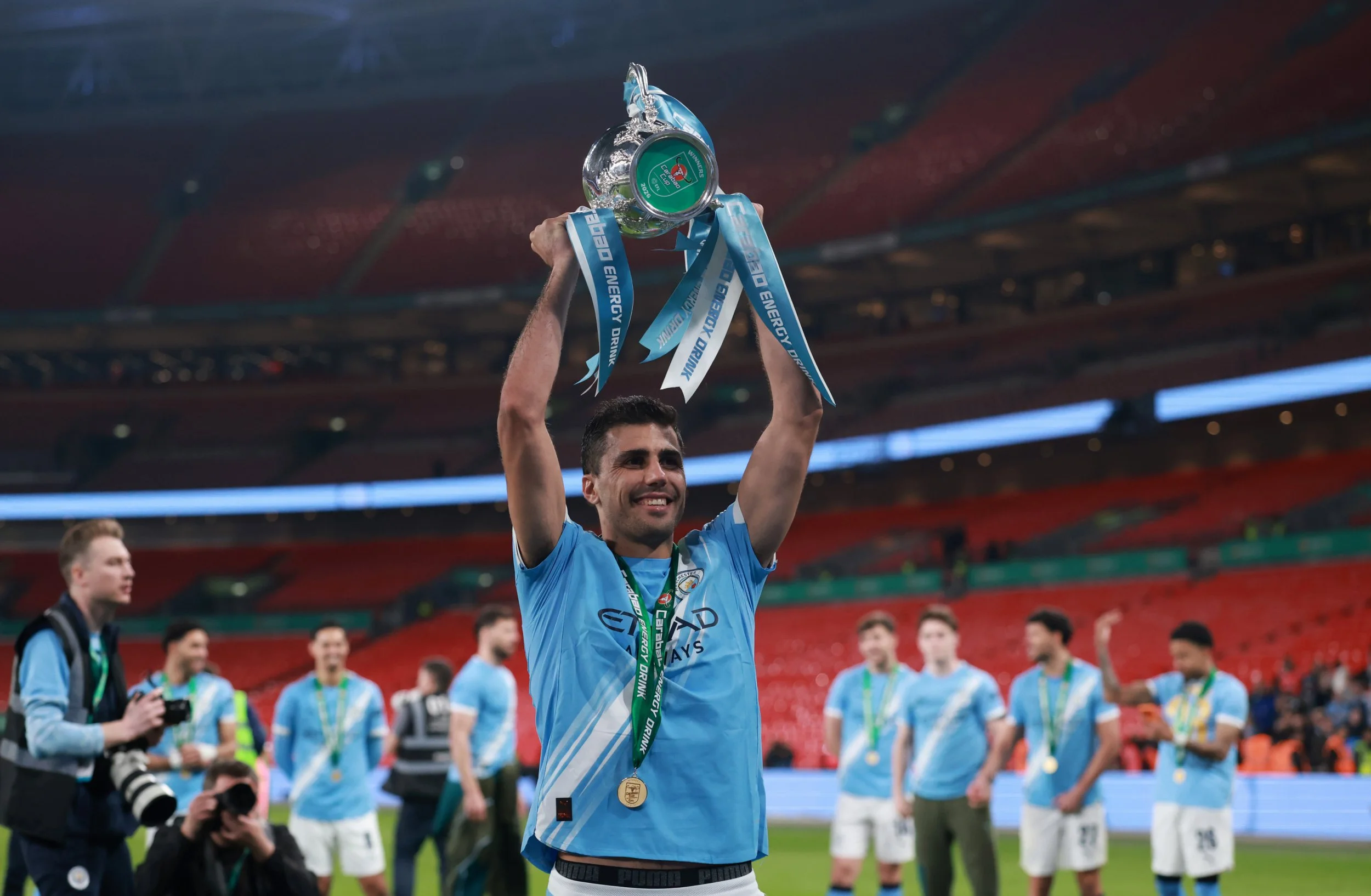 LONDON, ENGLAND - MARCH 22: Rodri of Manchester City celebrates with the Carabao Cup trophy after winning the Carabao Cup Final match Arsenal and between Manchester City at Wembley Stadium on March 22, 2026 in London, England. (Photo by Catherine Ivill - AMA/Getty Images)